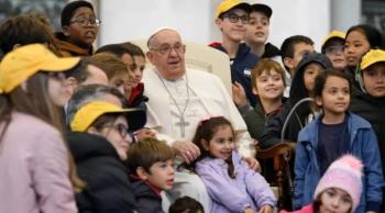 Não tenham medo de trazer filhos ao mundo, diz papa Francisco a casais jovens